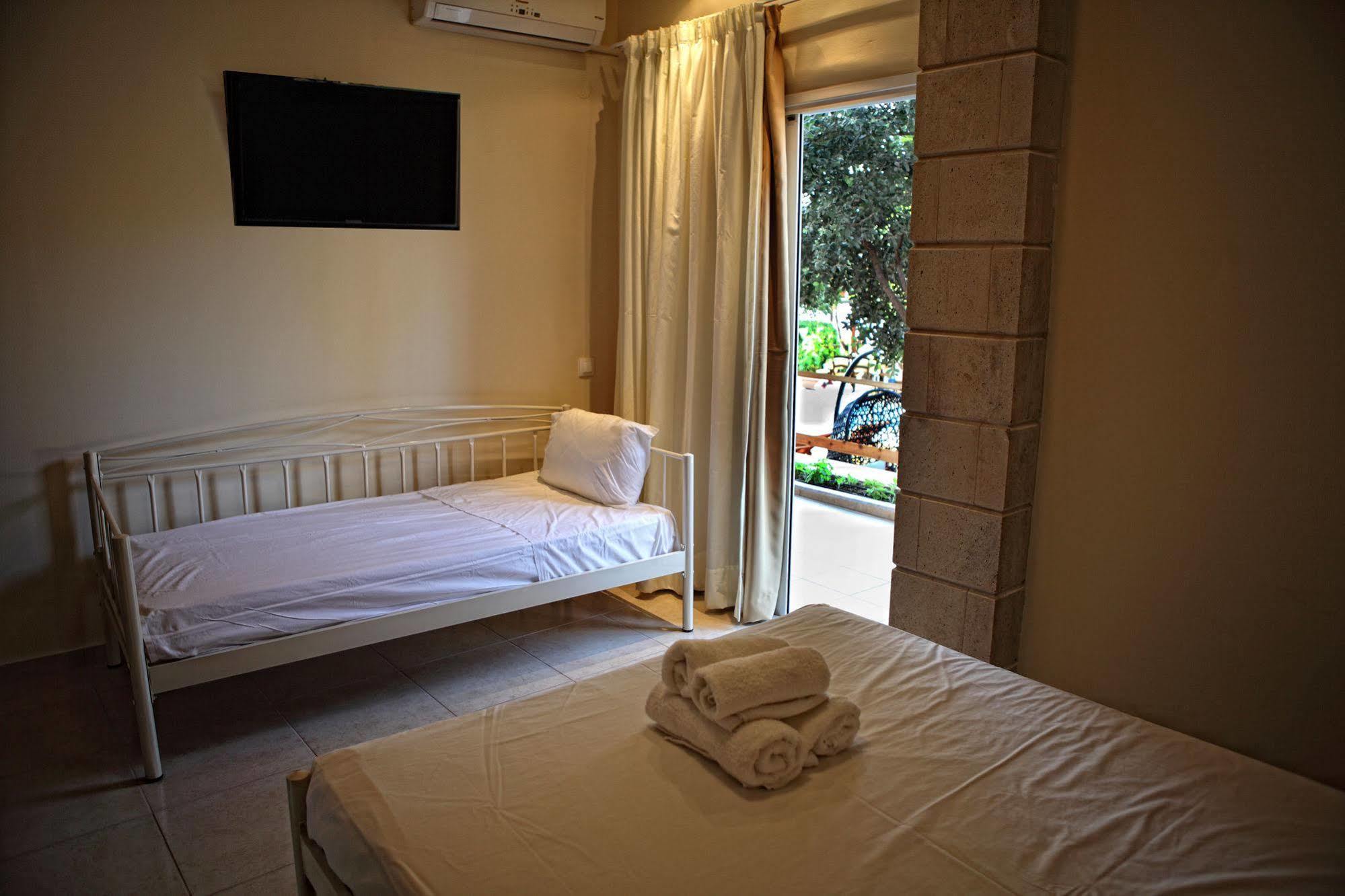 העיירה רתימנו Niriides Beach Hotel מראה חיצוני תמונה