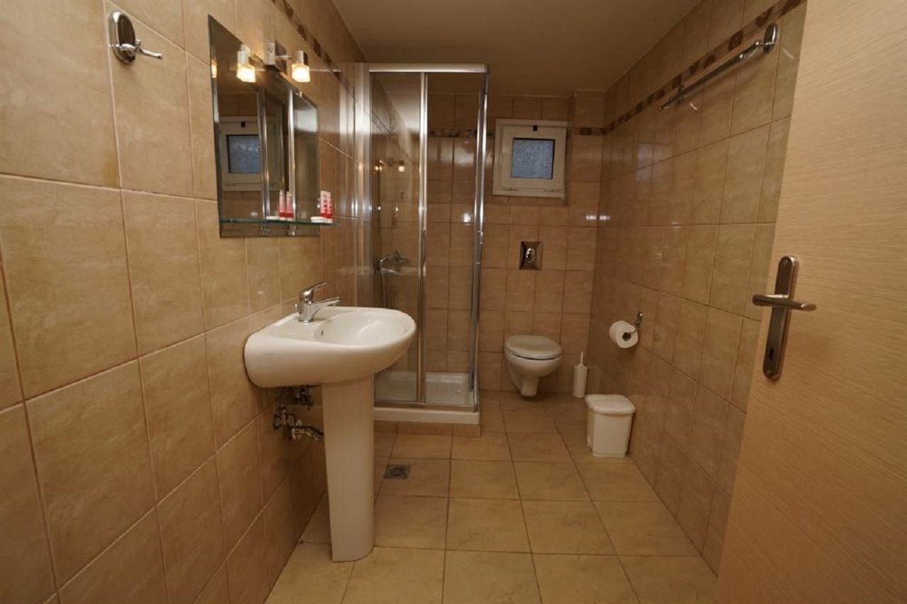 העיירה רתימנו Niriides Beach Hotel מראה חיצוני תמונה